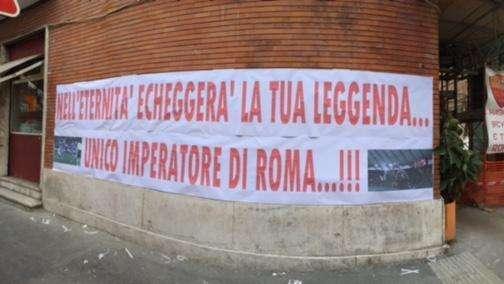 Striscione a via Vetulonia: "Nell'eternità echeggerà la tua leggenda: unico imperatore di Roma"