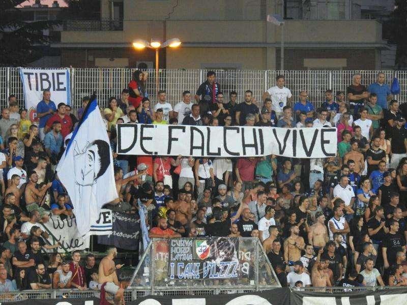 Striscione per De Falchi dei tifosi del Latina. FOTO!