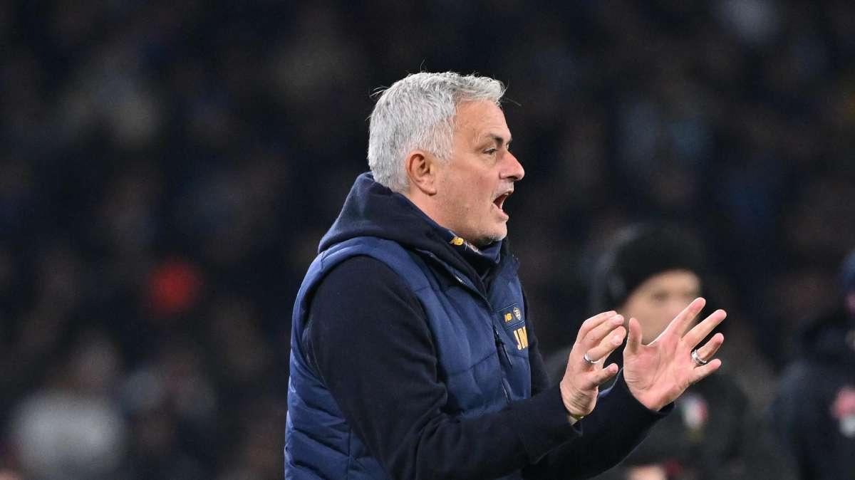 Mourinho parla alla squadra in mezzo al campo dopo la vittoria sul Verona