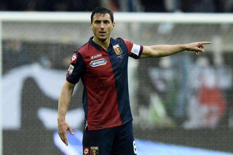 Genoa, Burdisso: "Totti e Zanetti sanno trasmettere grande forza ai tifosi"