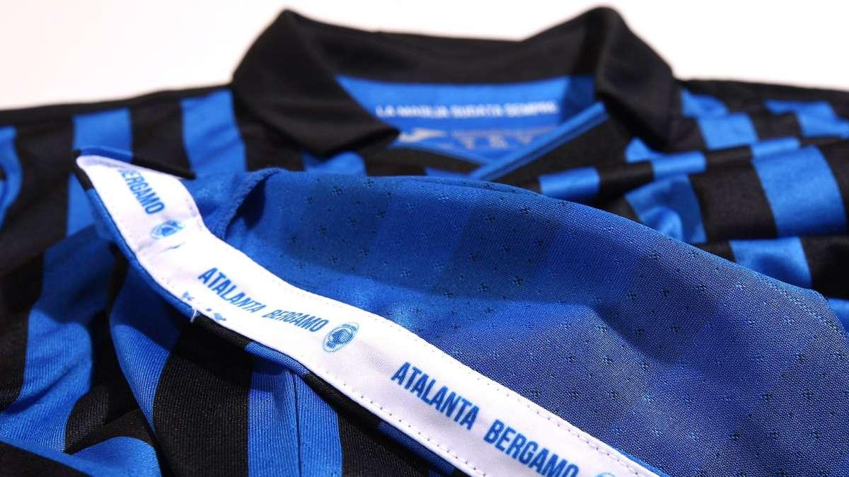 Atalanta, errore nella maglia natalizia: la società si scusa dopo le proteste dei tifosi
