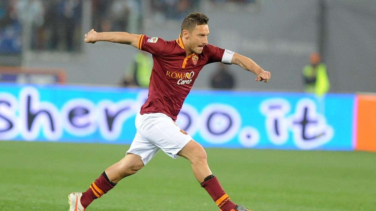 Scambio di doni tra Kvjat e Totti. Il capitano: "La Juve suderà il titolo"
