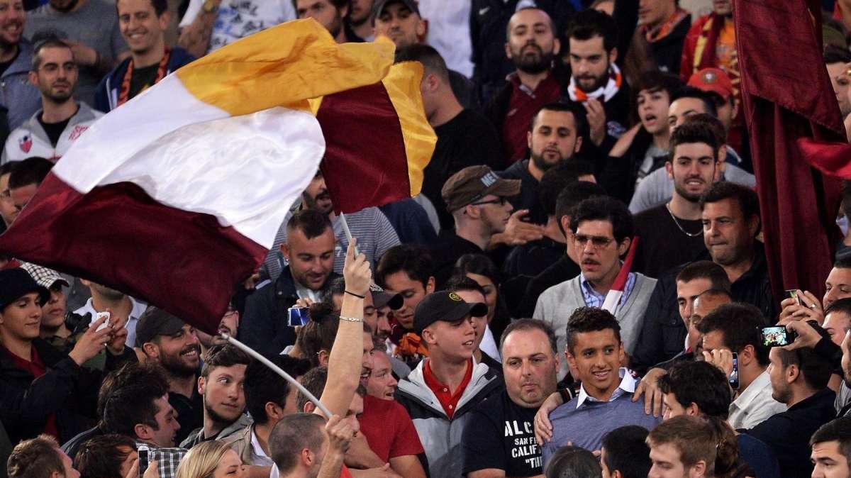 Secondo striscione volante dei tifosi della Roma sul litorale romano: "Spareggi, scommesse, undici anni di B: ancora parli..."