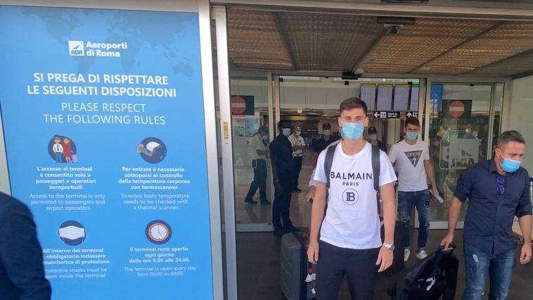 LA VOCE DELLA SERA - Arrivo a Fiumicino e visite mediche per Kumbulla. Ünder a un passo dal Leicester. Si avvicina De Sciglio. Tampone negativo per Bruno Peres: "Non vedo l'ora di tornare ad allenarmi"