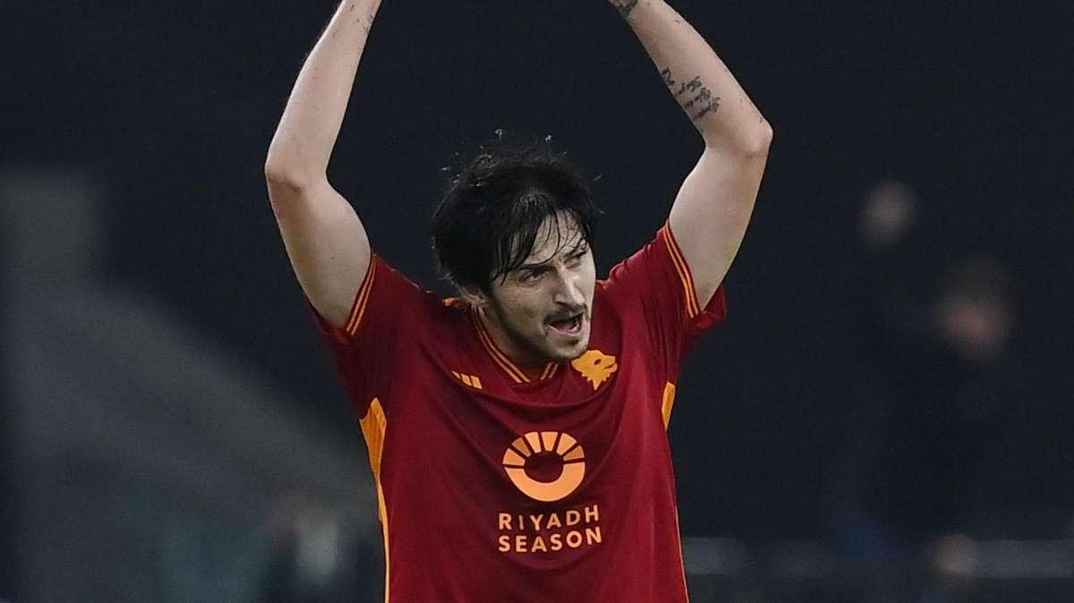 Roma-Napoli 2-0, l'abbraccio di Azmoun a un raccattapalle dopo il gol di Pellegrini. VIDEO!