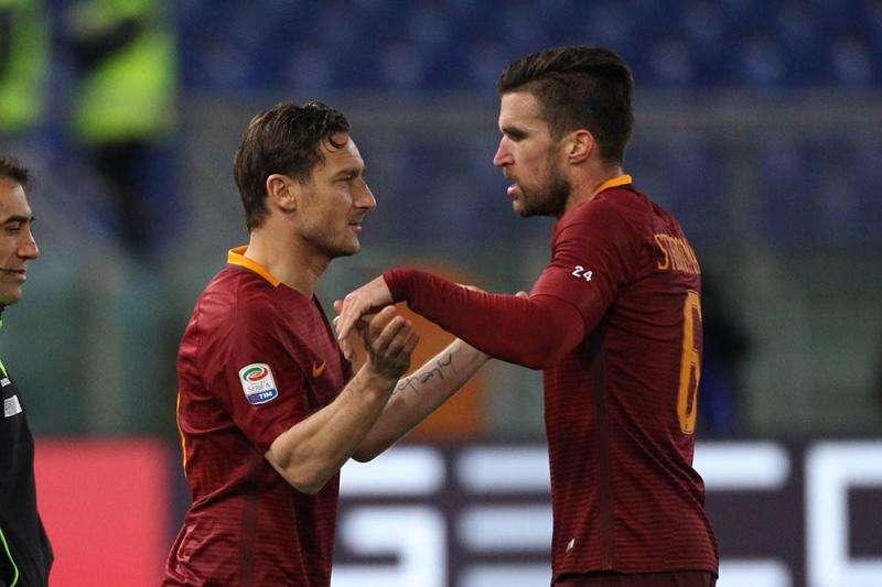 Instagram, Strootman a Totti: "Non trovo le parole giuste, ma è stato un onore giocare con te". FOTO!