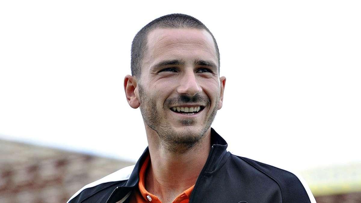Twitter , Bonucci nomina Astori per l'Iced Bucket Challenge e lui non la prende bene. VIDEO!