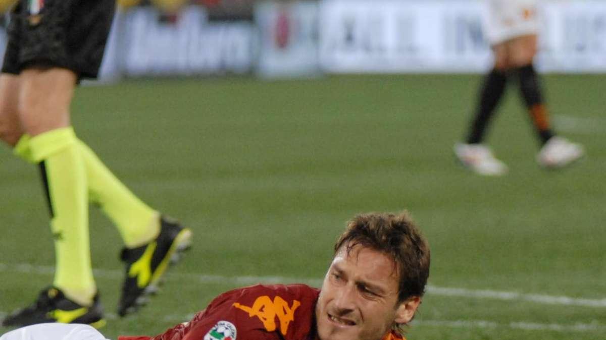 Olympiakos-Roma: bene Totti e Menez, troppi gli errori difensivi