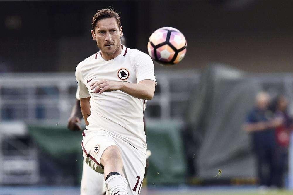 La UEFA omaggia Totti: "27 anni fa Francesco Totti esordiva con la Roma, il resto è storia". VIDEO!