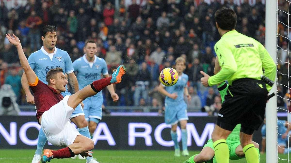 L'acrobazia di Totti diventa una figurina Panini