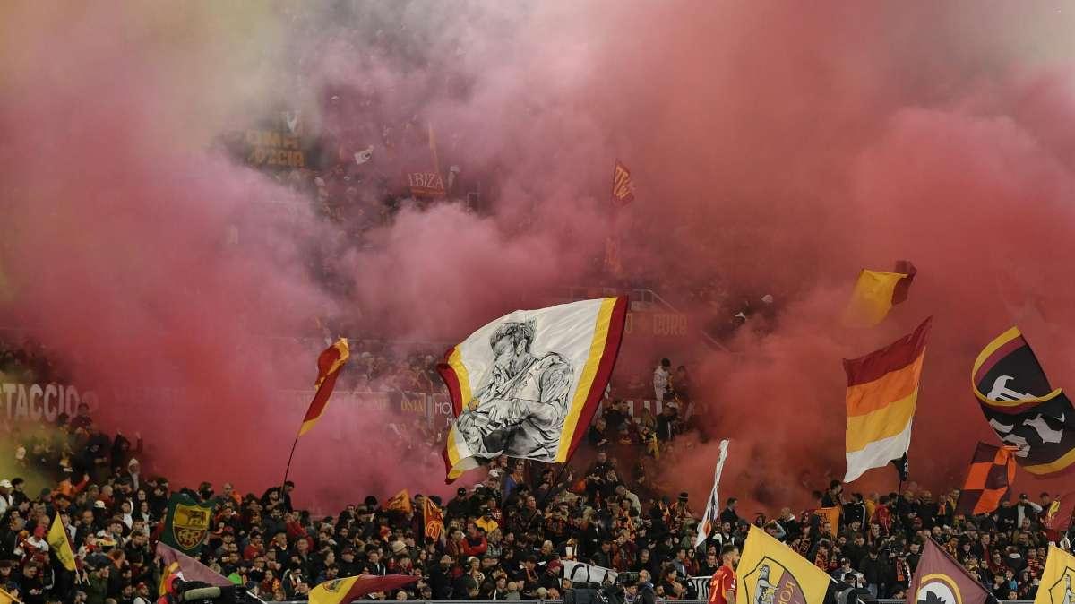 LA VOCE DELLA SERA - Smalling a colloquio con il suo agente. C'è la volontà di chiudere la cessione di Karsdorp al Besiktas. Ndicka: "De Rossi ci chiede di stare alti senza palla"
