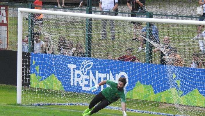 Alisson para un rigore a Perotti nella prima partitella stagionale. FOTO!