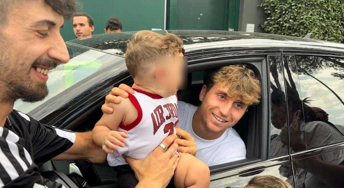 TRIGORIA - Via al raduno al centro sportivo: presenti circa 100 tifosi. Baldanzi e Bove i primi ad arrivare in sede, manca Karsdorp. VIDEO!