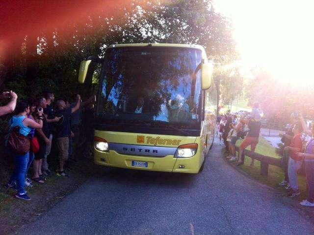 RISCONE DI BRUNICO - I giallorossi arrivano in hotel. Florenzi: "Vogliamo dare soddisfazioni ai tifosi". Lamela: "Pronto per correre". FOTO!
