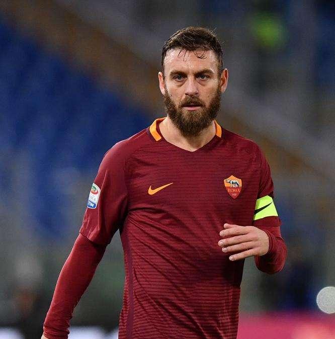 All'asta per Roma Cares la maglia di De Rossi