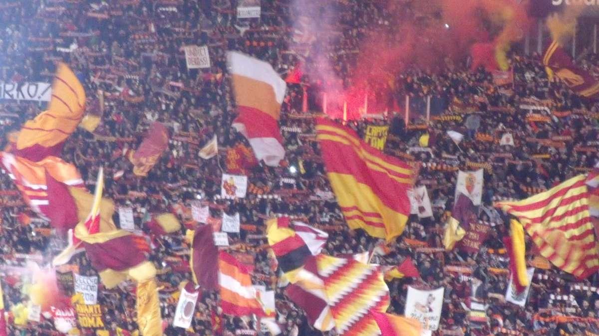 La Roma festeggia sotto la Curva Sud. VIDEO!