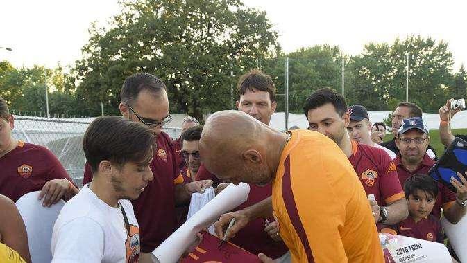 YouTube AS Roma - Roma Tour Day 11: squadra arrivata a Montreal. VIDEO!