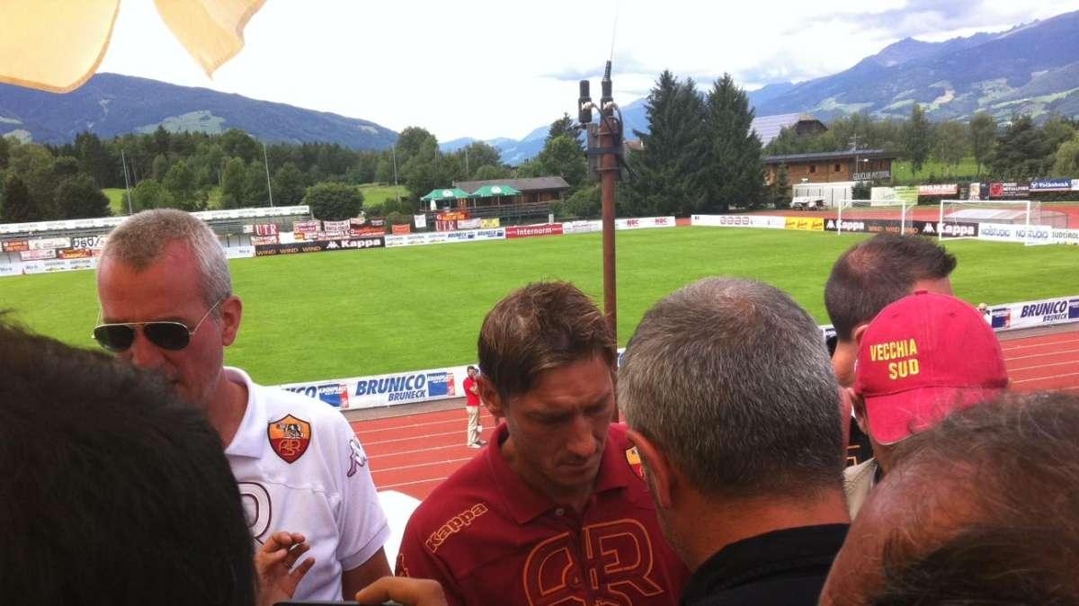 Bagno di folla per Totti, Brighi, Perrotta, Pigliacelli e Verre che si fermano a fermare autografi FOTO!