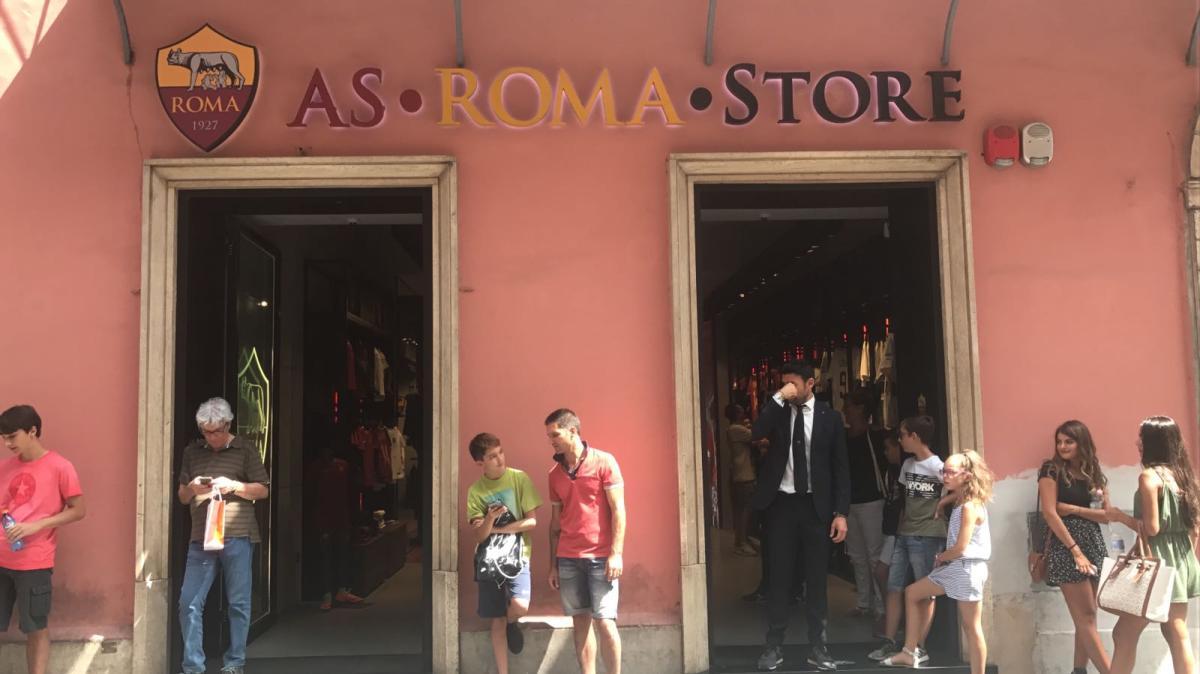 Chiuso solo per oggi l'AS Roma Store di Via del Corso
