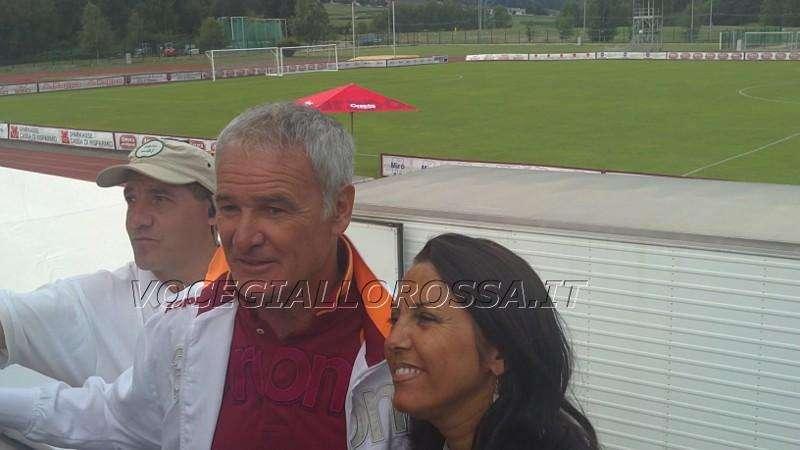 Ranieri si ferma a fare autografi