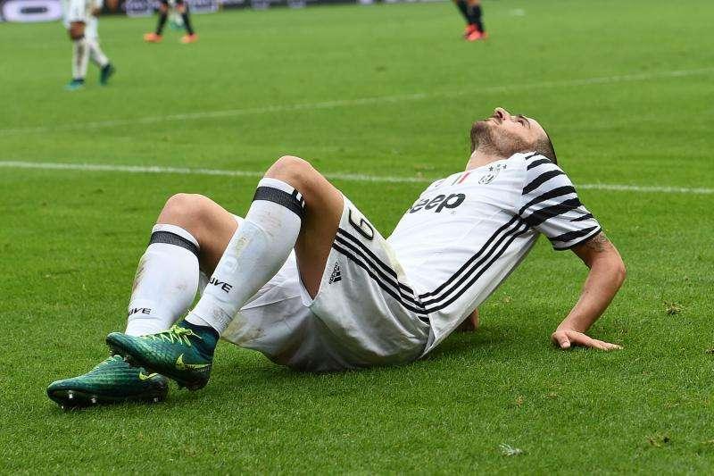 Juventus, Bonucci e Dani Alves escono contro il Genoa per ko: in dubbio per la Roma
