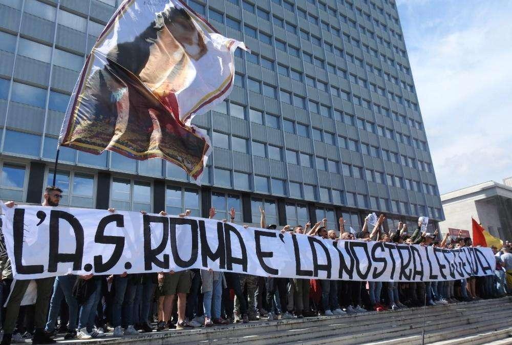 EUR - Cori contro Pallotta e Baldissoni. "L'AS Roma è la nostra leggenda... solo gli indegni la chiamano azienda". Un migliaio di tifosi presenti. FOTO! VIDEO!