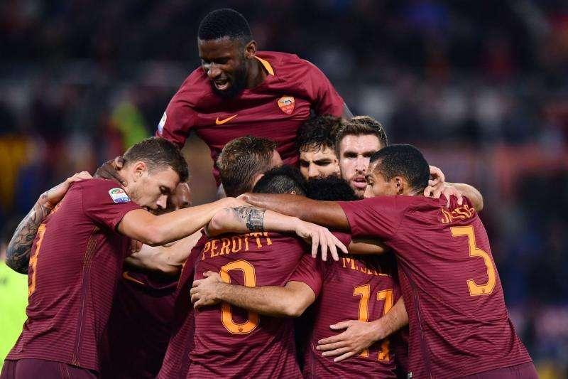 LA VOCE DELLA SERA - Trigoria, ancora individuale per Totti e Paredes. Fazio: "Spalletti ha voglia di vincere". Nainggolan: "Dzeko? Quest'anno i suoi gol ci fanno comodo"