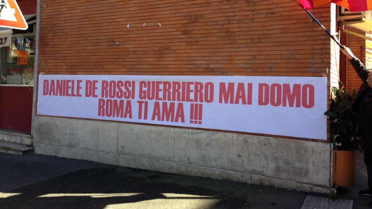 Striscione in via Vetulonia: "Daniele De Rossi guerriero mai domo, Roma ti ama!". FOTO!