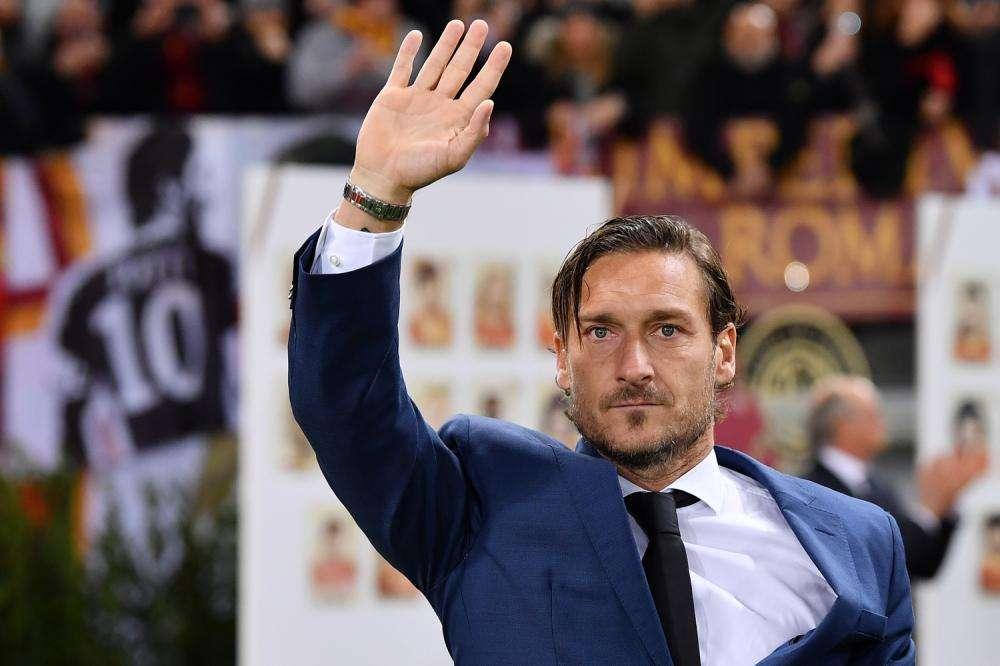 Il possibile addio di Totti divide i tifosi: "Questa dirigenza non ti merita. France' fai come vuoi, noi restiamo a tifare la Roma" 
