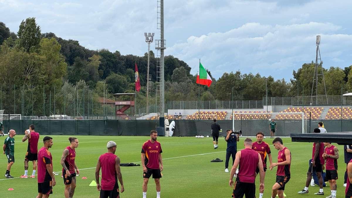 Squadra in campo in vista del Napoli, scarico per i titolari di ieri. Assente Koné