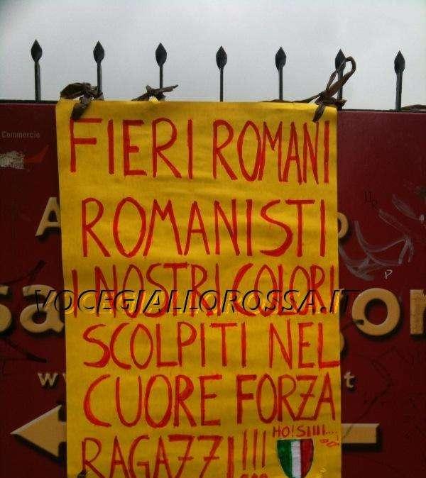 Trigoria: Circa 40 i tifosi presenti, Totti e Pizarro in gruppo. FOTO