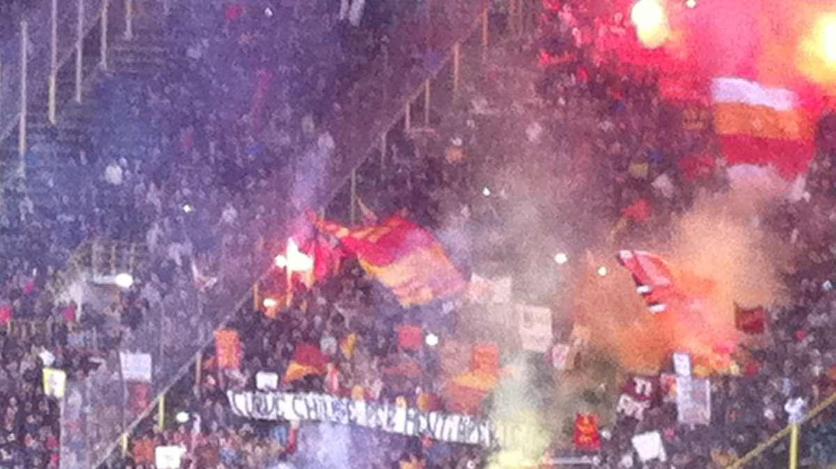 I tifosi giallorossi al Dall'Ara: "Curve chiuse per menti aperte". FOTO!