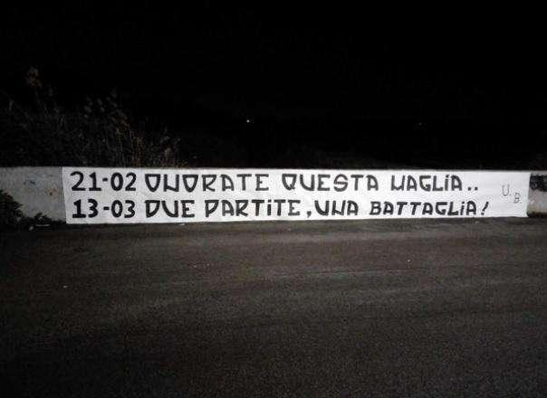 Striscione a Trigoria sugli ottavi di Champions: "Onorate questa maglia, due partite una battaglia". FOTO!