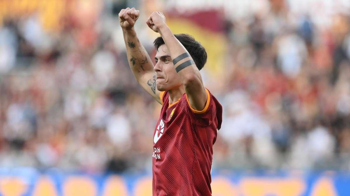 Invasione di campo durante Udinese-Roma, tifoso si scatta un selfie con Dybala
