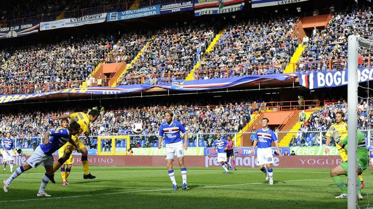 Serie A, le milanesi in vetta aspettano stasera. Disastro viola
