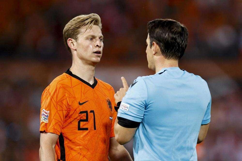 Barcellona, de Jong si ridurrà l'ingaggio pur di restare