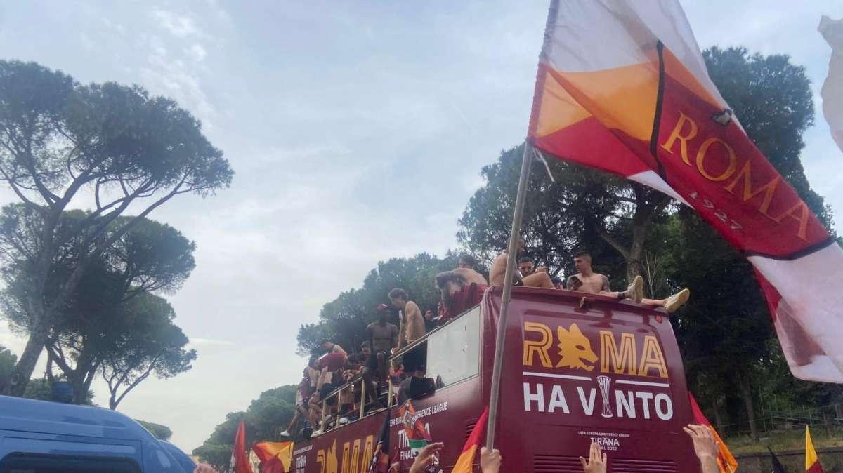 FESTA DELLA ROMA - I giocatori alzano la coppa! VIDEO!