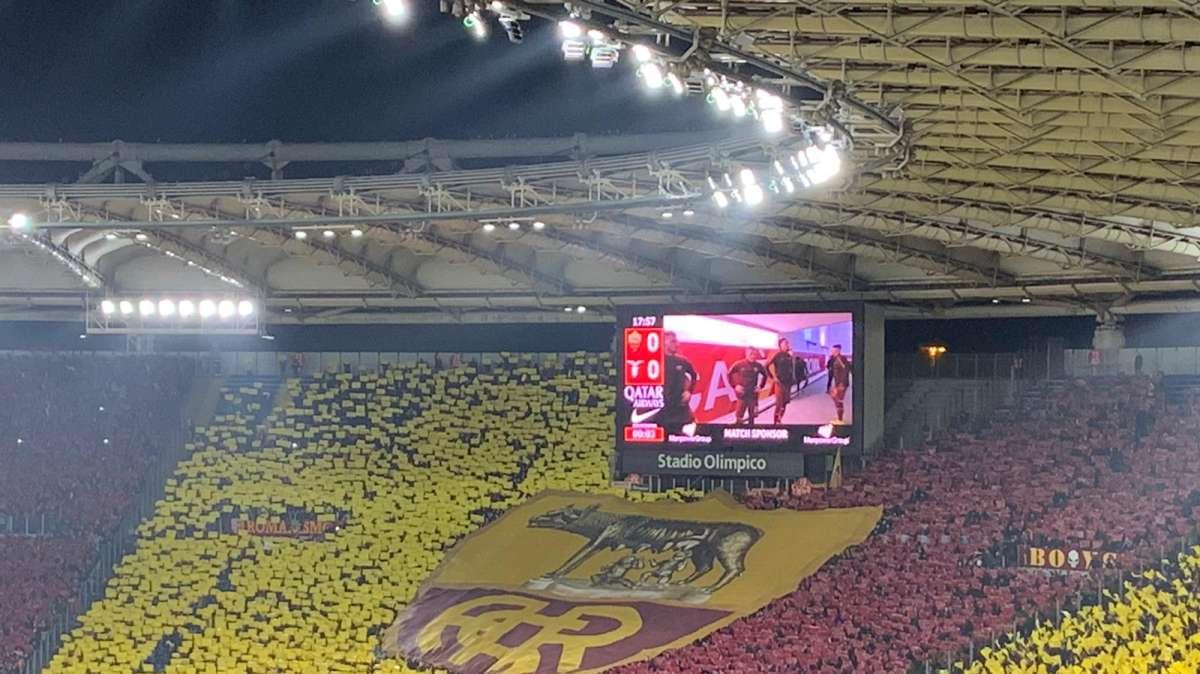 Tifosi del Panathinaikos, dell’Atletico Madrid e della Dinamo Zagabria in Curva Sud al derby. In Curva Nord tifosi del Levski Sofia, del Wisla Cracovia, del West Ham e del Real Madrid