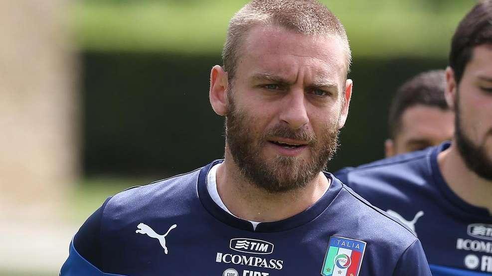 Italia, De Rossi interrompe l'allenamento per un'ape nello scarpino