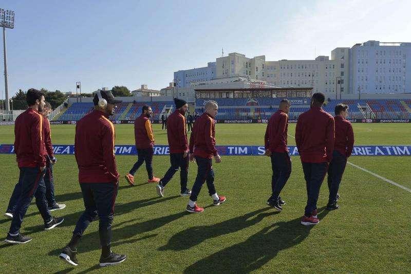 Crotone-Roma 0-2 - Nainggolan e Dzeko regalano i 3 punti ai giallorossi, nuovamente al secondo posto