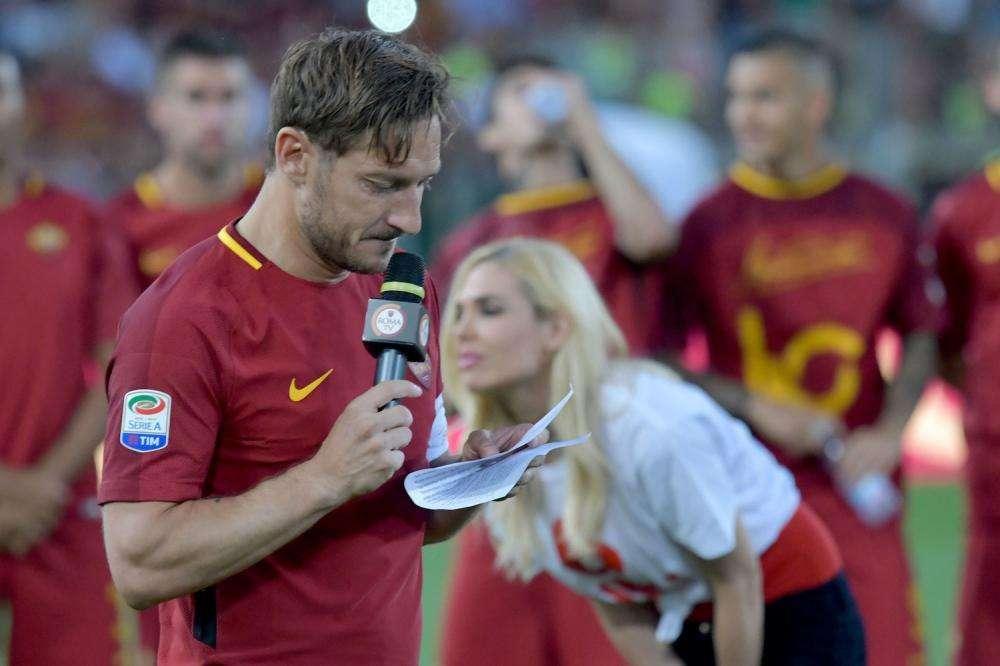 Totti e Ilary in TV come Casa Vianello