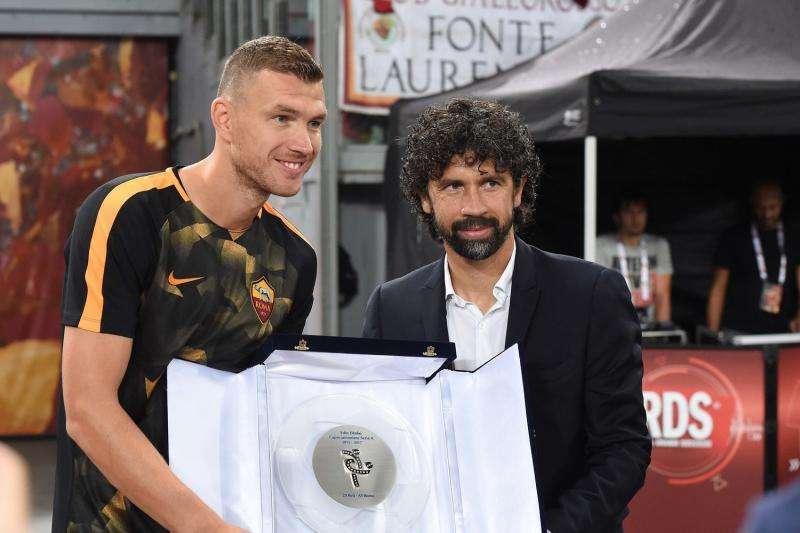 Dzeko premiato da Tommasi come capocannoniere della passata stagione. FOTO!