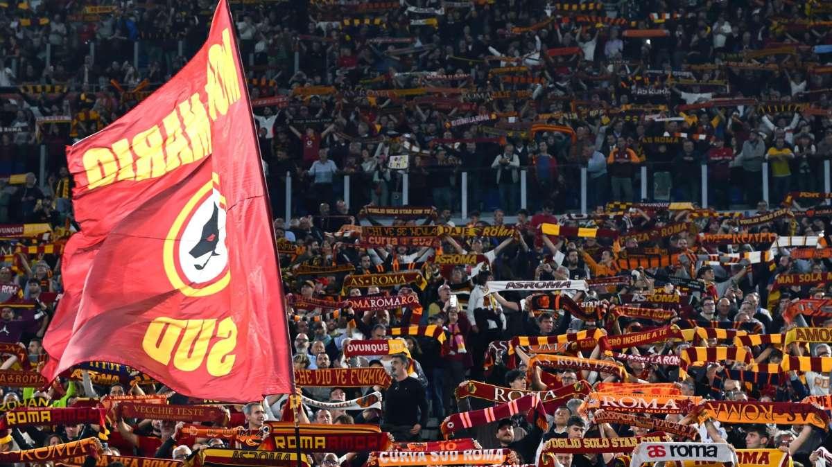 La Curva Sud espone il suo striscione per Natale: "Nelle stagioni più buie c'è sempre un bagliore: chi resta al suo posto con la Roma nel cuore!"
