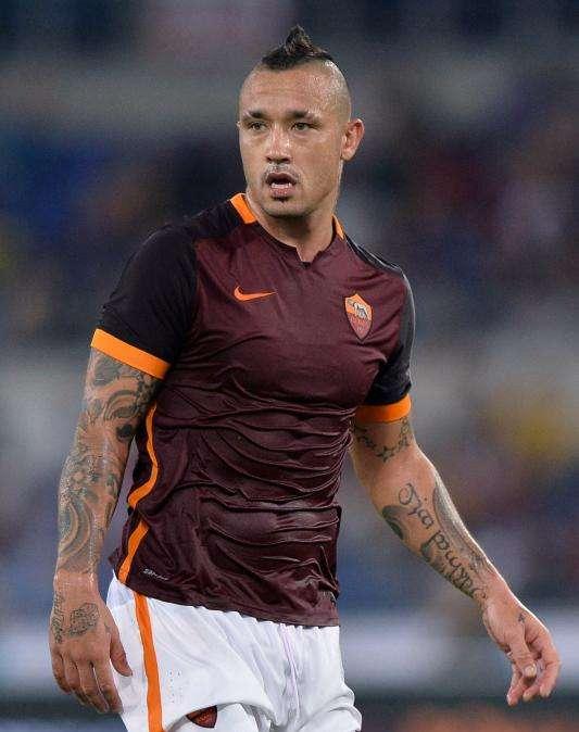 Twitter, Nainggolan all'attrice Julia Perez: "Congratulazioni per la tua laurea"