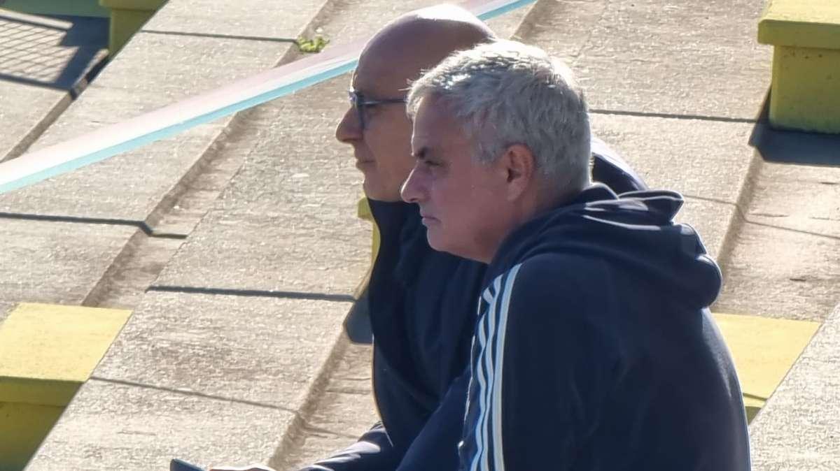 Coppa Italia Primavera, il vento sposta il pallone dal dischetto e l'arbitro invita Pisilli a sistemarlo meglio. Mourinho commenta: "Lascia tranquillo il bambino"