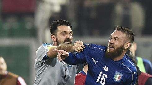 Italia-Uruguay. Azzurri in partenza per Nizza. De Rossi avrà la maglia numero 16, El Shaarawy la numero 22