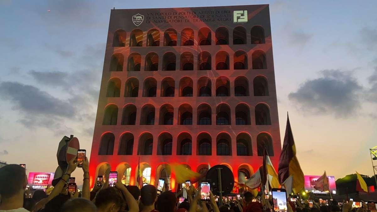 La reazione dei giornali esteri alla presentazione di Dybala ai tifosi della Roma. FOTO!