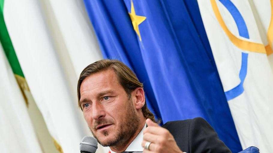 Totti: "Pellegrini può essere il prossimo 10 della Roma, ma non credo lo prenderà. Ho dato un consiglio a Zaniolo, ma non so cosa farà. So come è andata con Dybala"