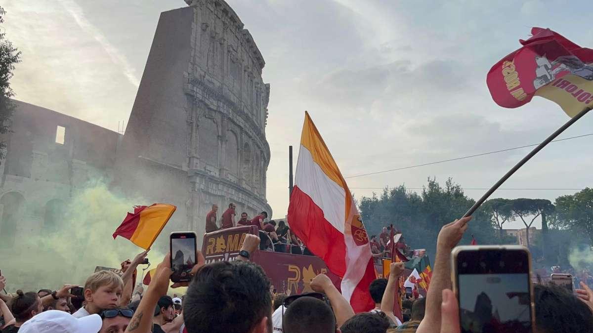 CIRCO MASSIMO - La squadra è andata via. Pomeriggio di delirio, Pinto sventola una bandiera, Zaniolo scatenato, Mancini lanciacori. FOTO! VIDEO!