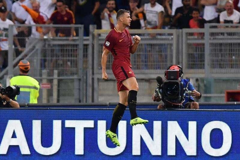 Twitter, Dzeko annuncia la nascita del figlio: "Benvenuto Dani". Gli auguri della Roma